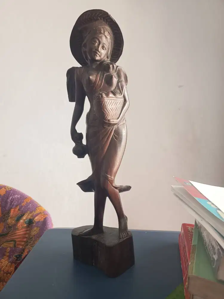 Patung Kayu Gadis Bali