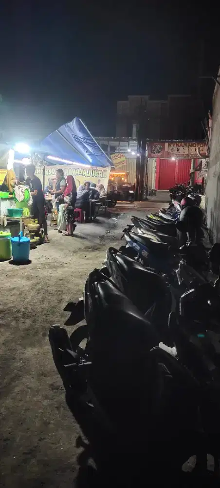 Cari karyawan cewek untuk jaga warung.