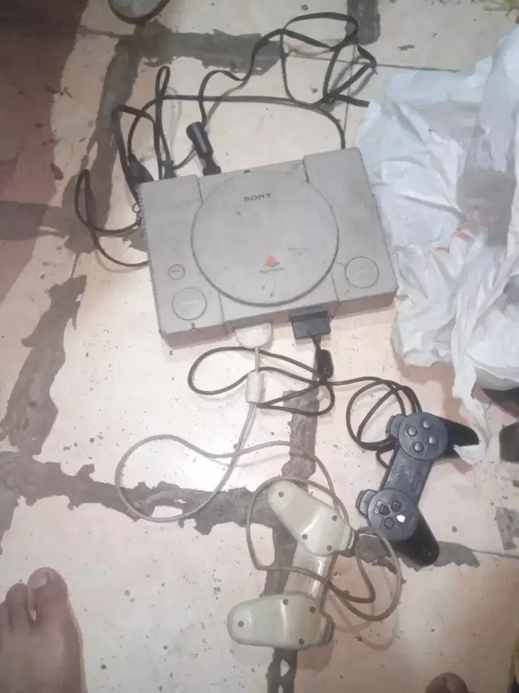 Gan saya mau jual PS 2 kondisi masih bagus jarang pakai
