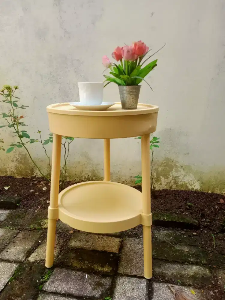 Meja bulat sudut