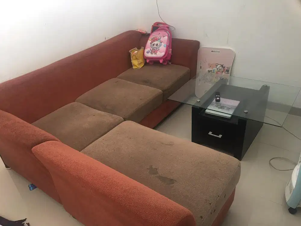 Satu set sofa letter L + meja kaca