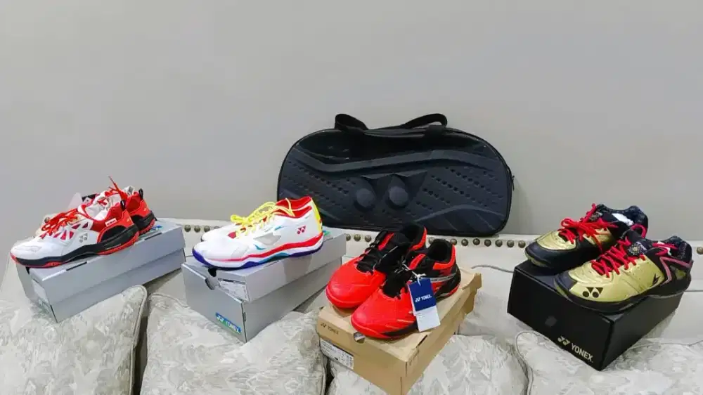 Dijual  sepatu badminton
