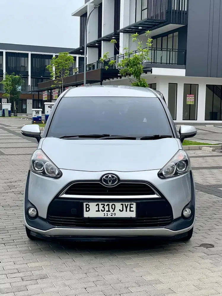Favorite Ibu2 buat anter anak sekolah Toyota Sienta V AT 2018 Silver