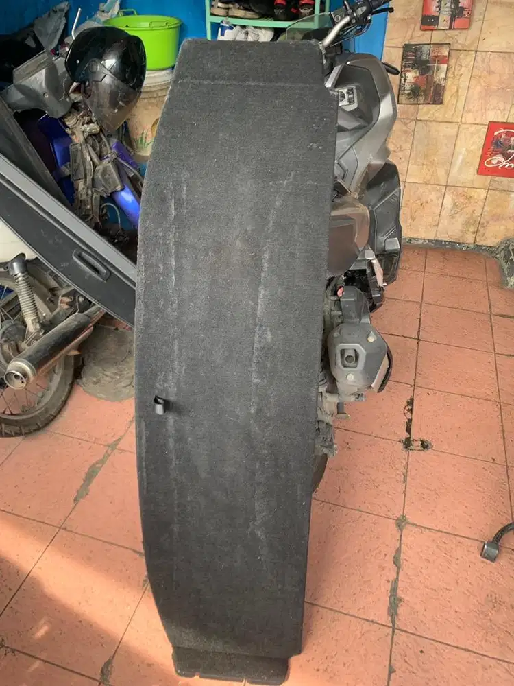 Papan bagasi mobil