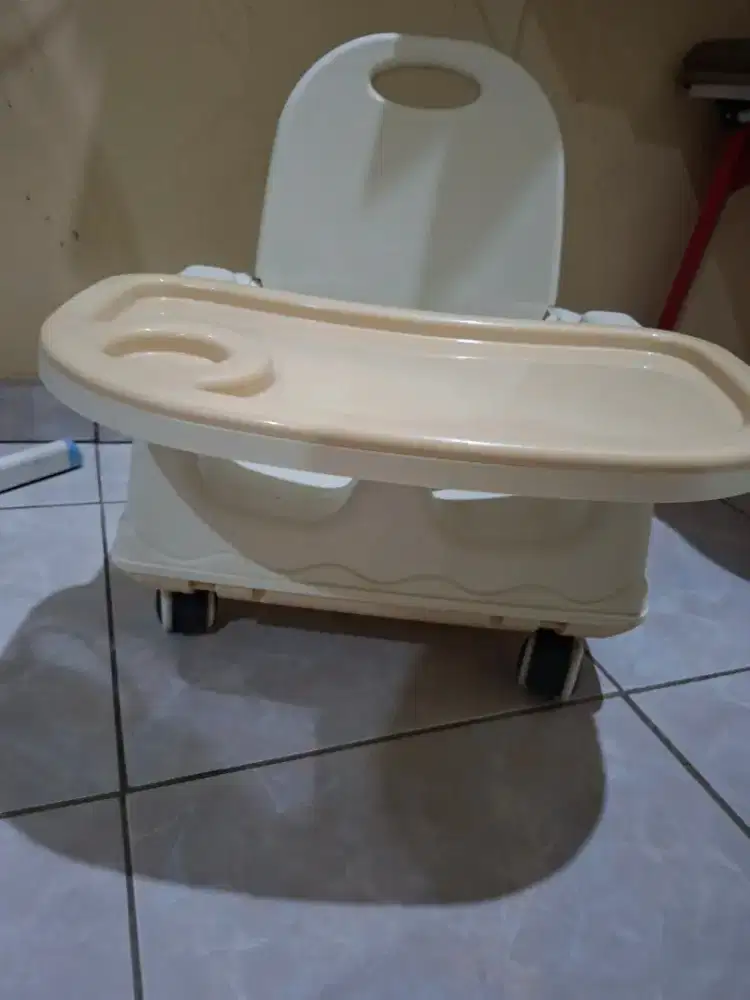 Kursi makan bayi atau balita