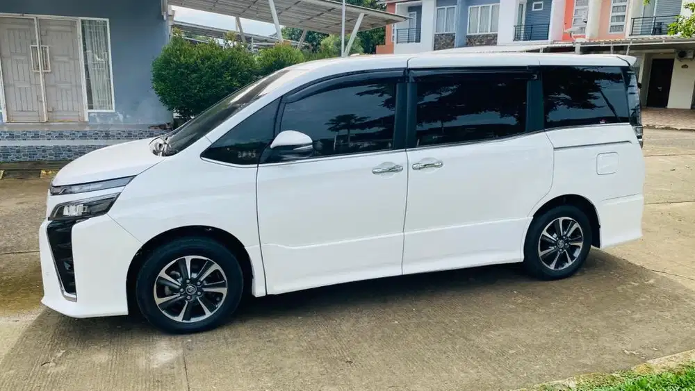 Toyota Voxy 2018 Low Kilometer