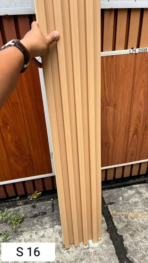 Distributor wall panel