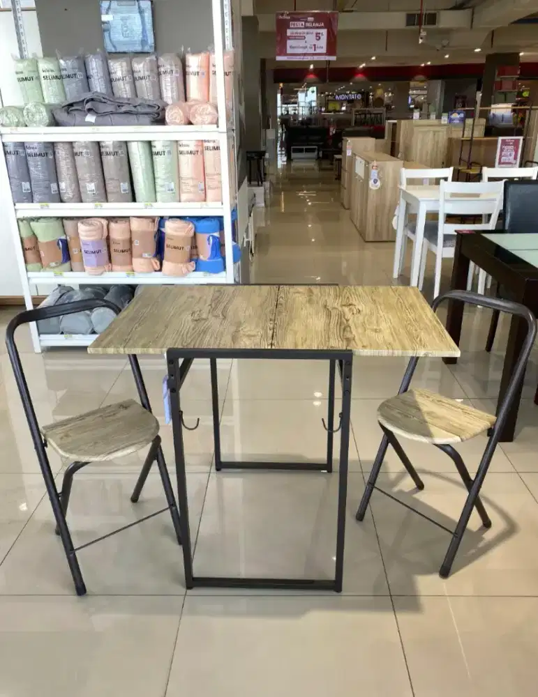Set meja dan kursi minimalis