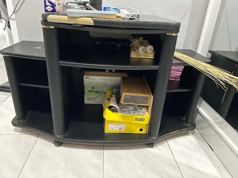 Rak TV Hitam Kuat
