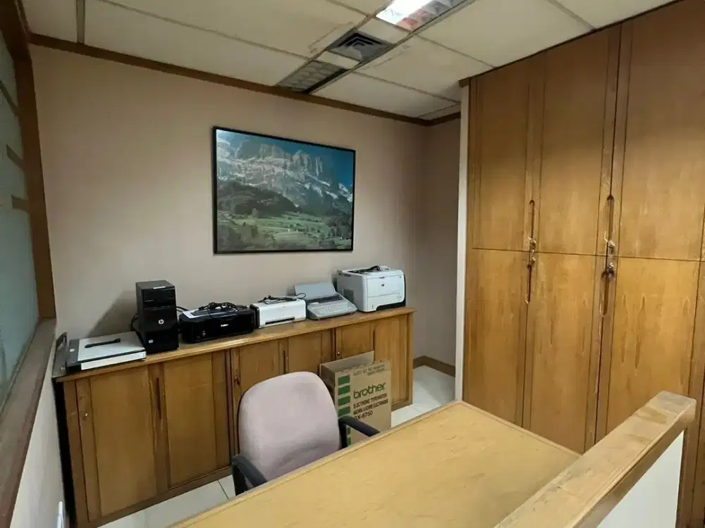 SEWA KANTOR DI JAKARTA SELATAN MT HARYONO 80M2 PARTISI 140K NEGO