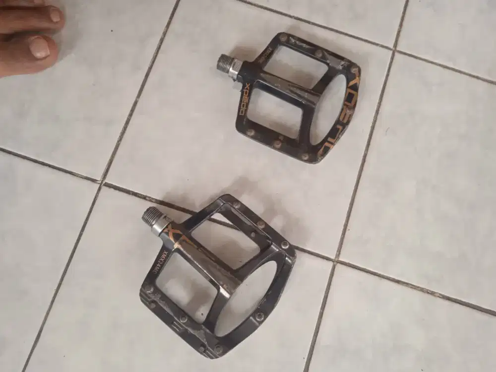 Pedal sepeda tipis