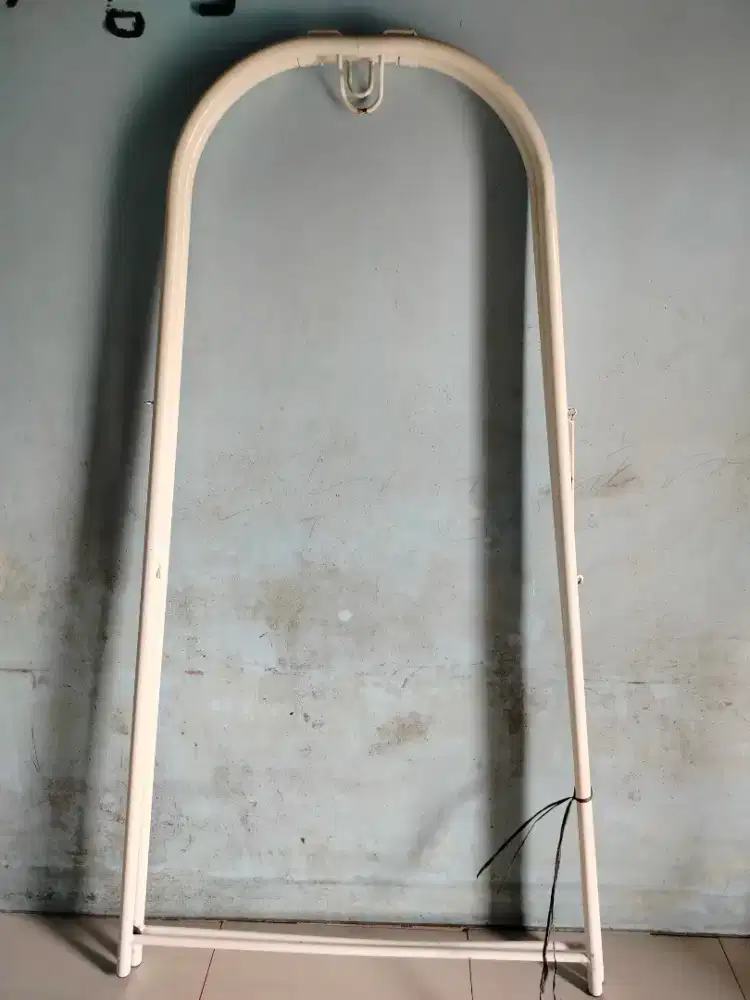 Ayunan bayi dari besi