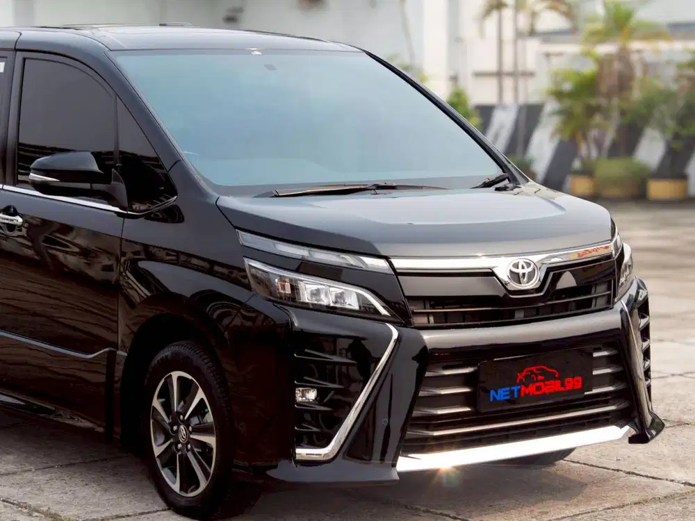 TOYOTA VOXY 2.0 AT 2018 - HITAM