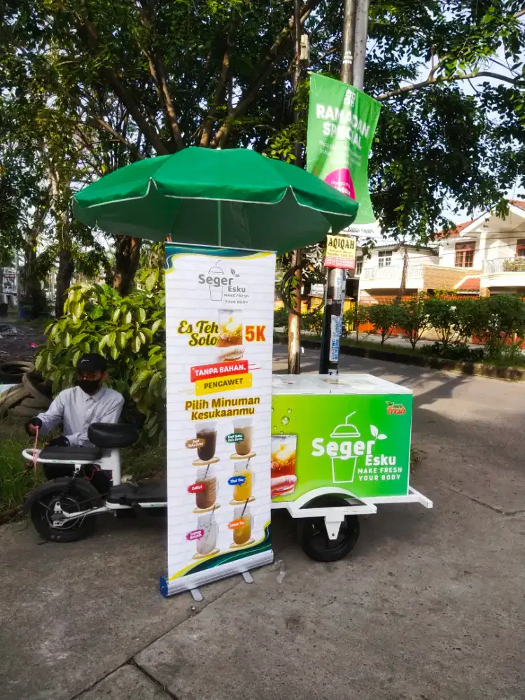 Di cari karyawan untuk berjualan es dengan sepeda listrik
