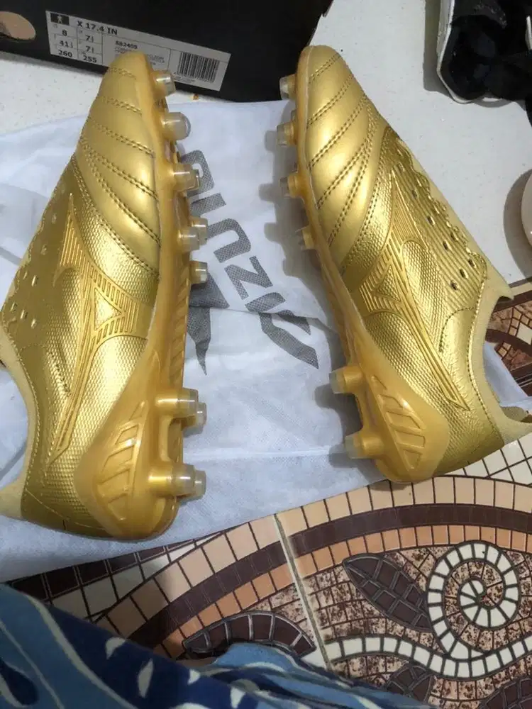 Sepatu Bola Mizuno Beta 3 Kulit Gold Metalic