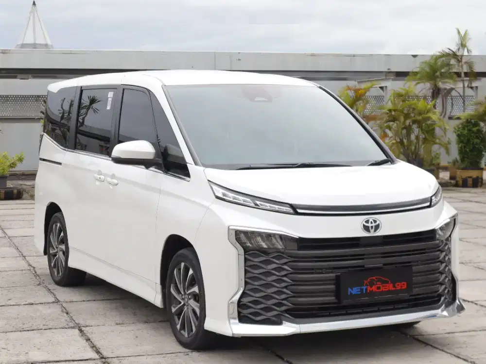 TOYOTA VOXY 2.0 AT 2022 - PUTIH