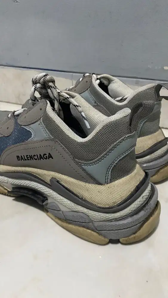 Sepatu Balenciaga Triple S Grey