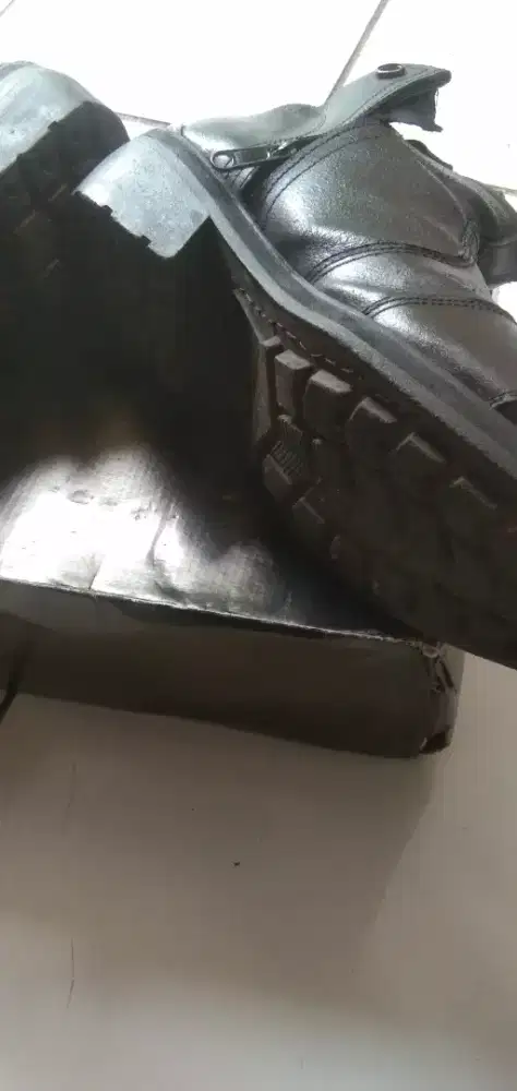 Sepatu kulit asli