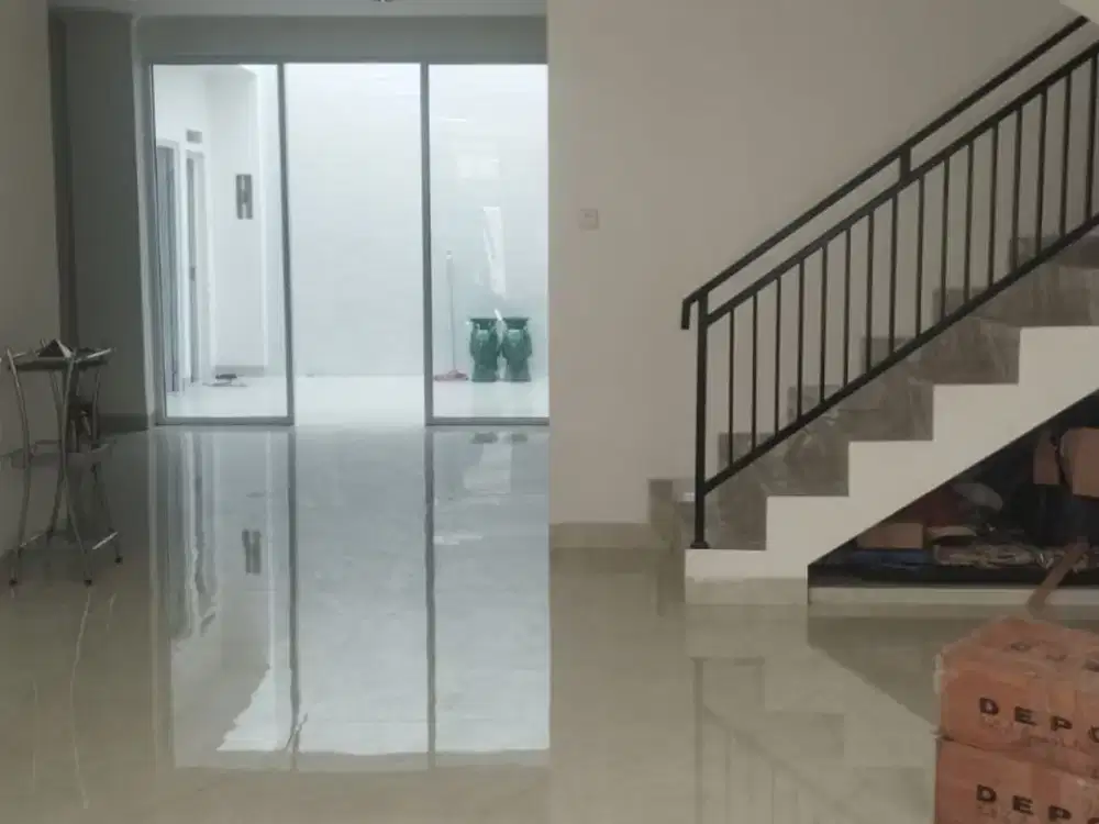 Dijual Rumah Siap Huni di Kompleks Perumahan di Kemayoran, Lokasi Strategis 8x22 m