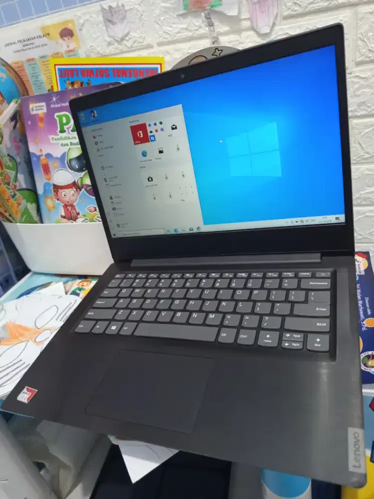 Laptop lenovo AMD A4. Ram 4gb/500gb  .batre awet.