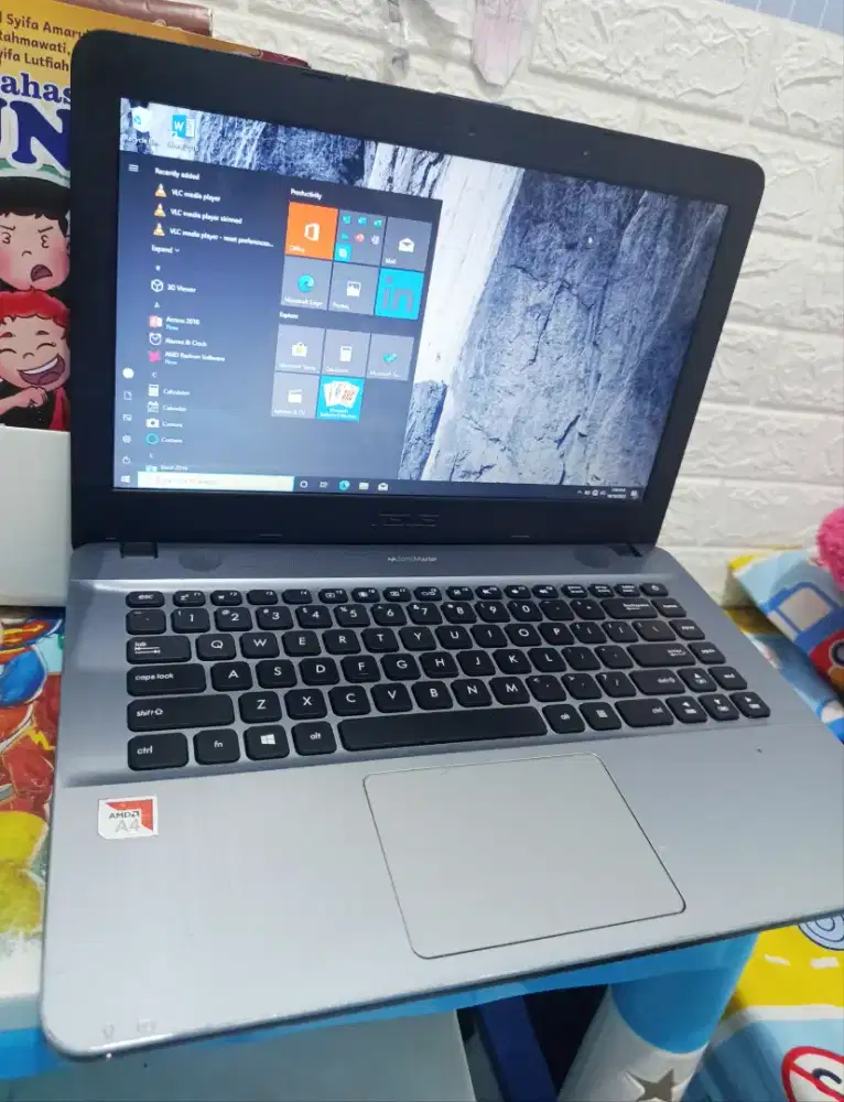 Laptop Asus X441B Ram 4gb/500gb  .batre awet. (2,3GHz)