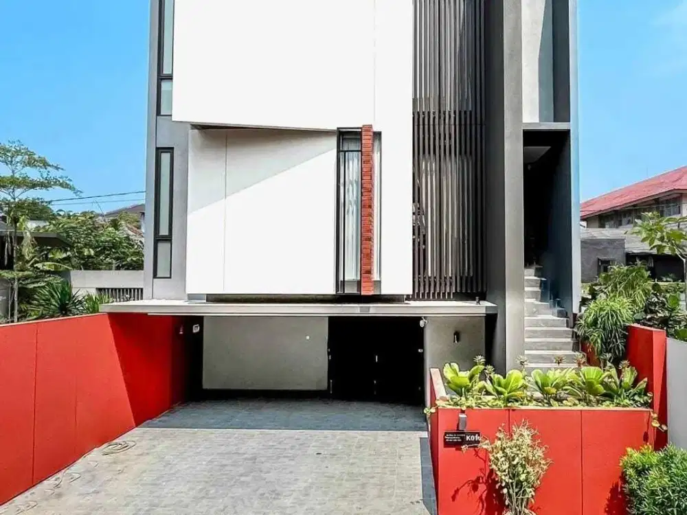 Rumah yang memiliki kolam renang pribadi sudah fullfurnished  mewah