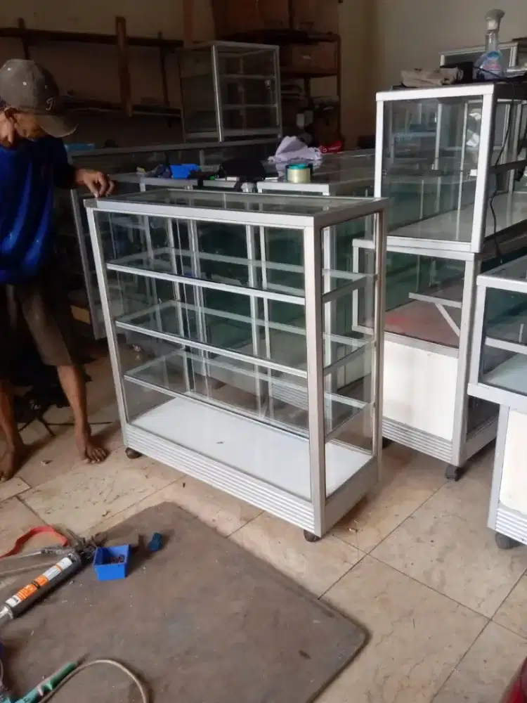 Etalase bekas 1 meter