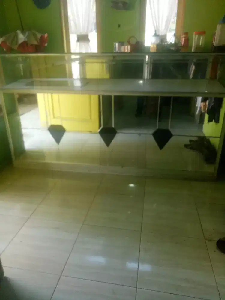 etalase ukuran 2 meter, kaca 5 mili meter, ada lampu