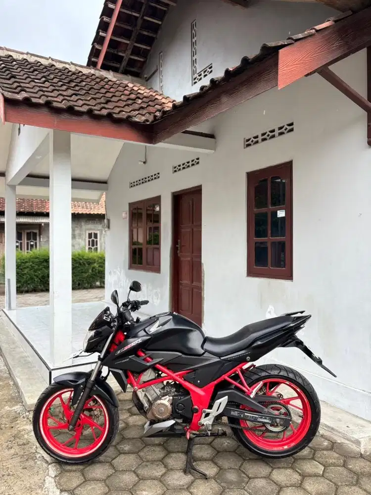 Honda cb150r 2017 hitam doff murah