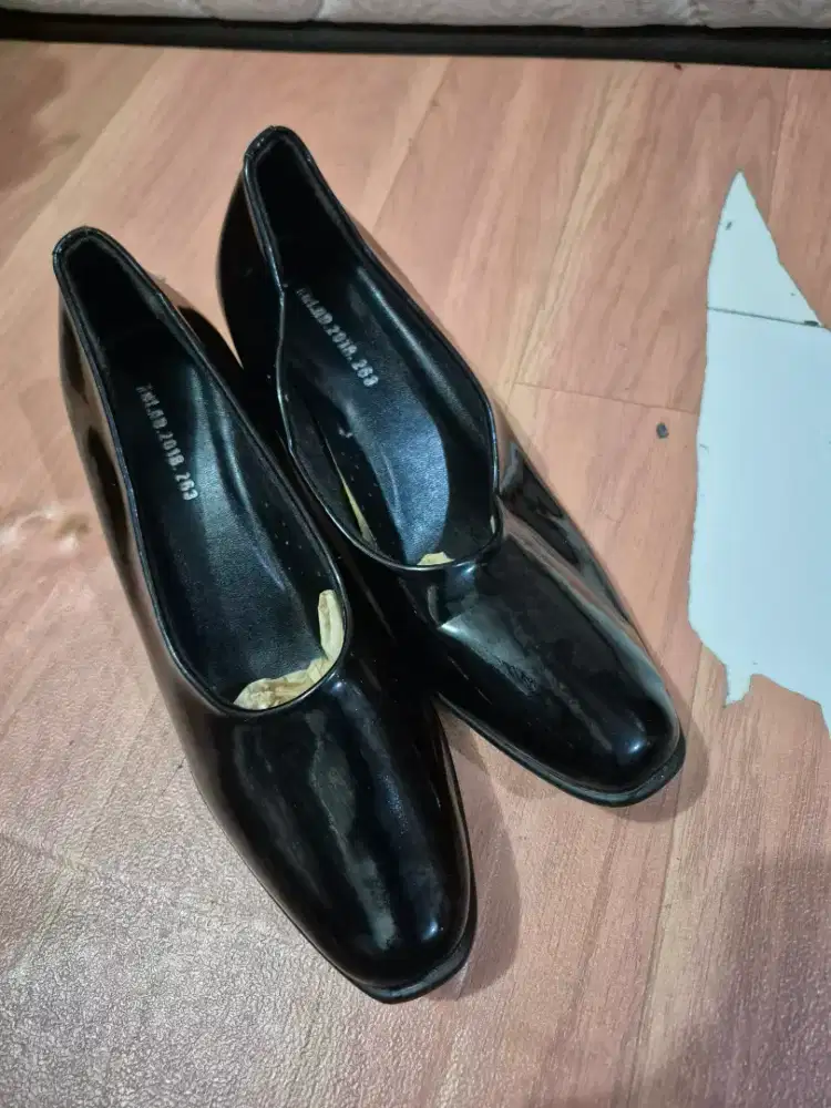 sepatu kerja hitam