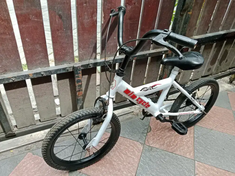 Sepeda anak warna putih uk 16
