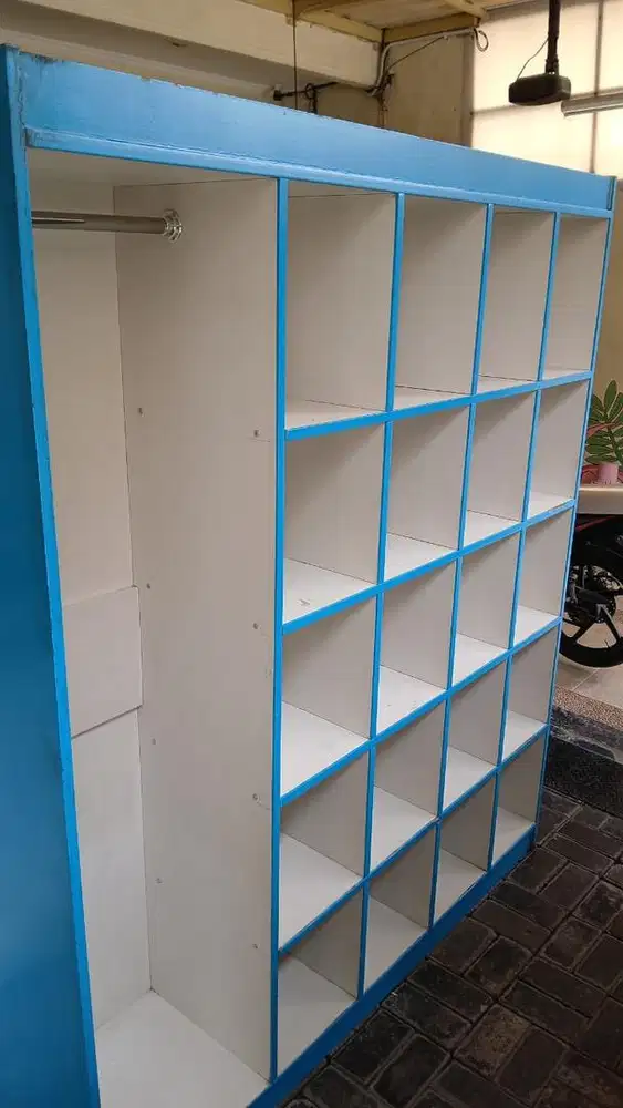 Rak Laundry Bekas dengan meja Kasir