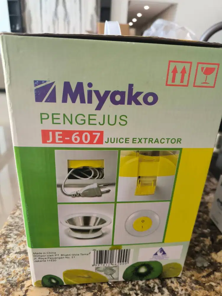 Miyako Juicer JE-607 / Pengejus Buah-Buahan / Juice Extractor