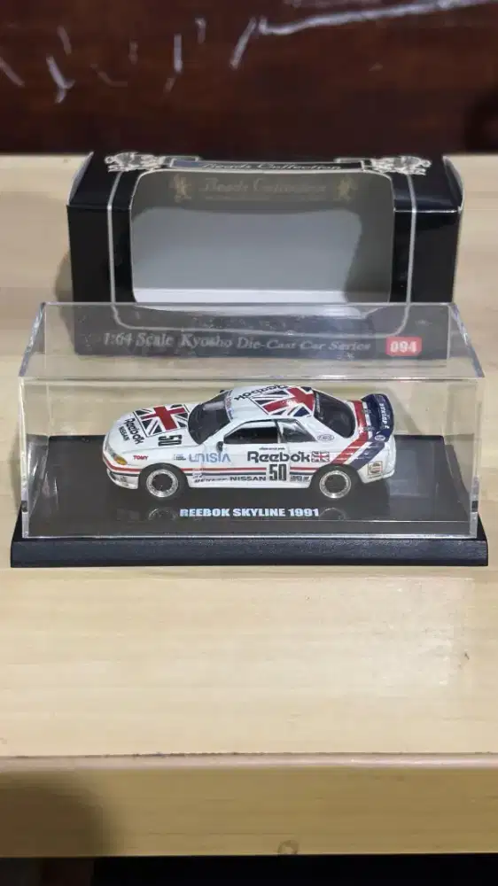 Diecast miniatur Kyosho Nissan Skyline R32 livery reebok