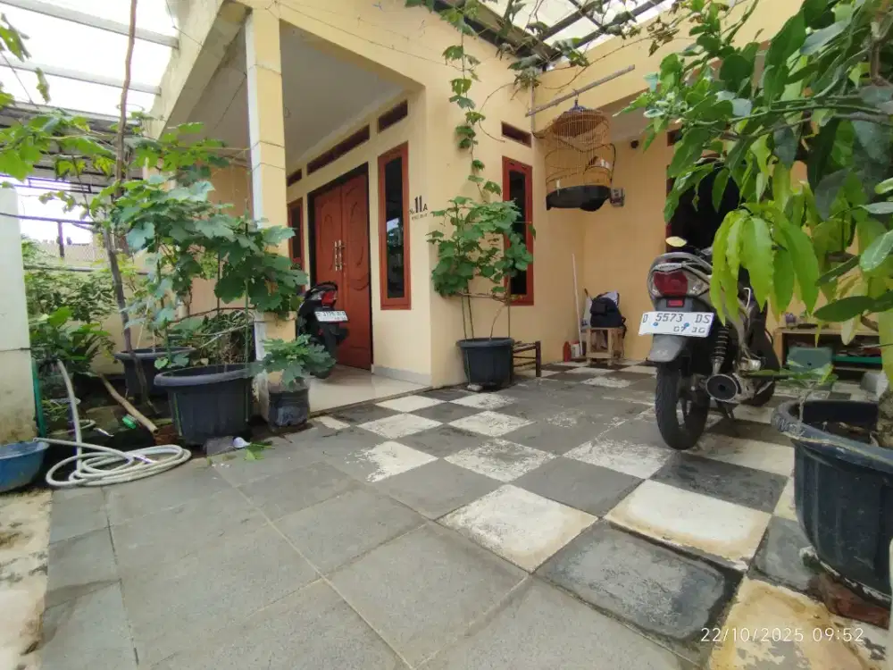 Rumah di ujung Berung di jalan utama cocok untuk bisnis dan tinggal