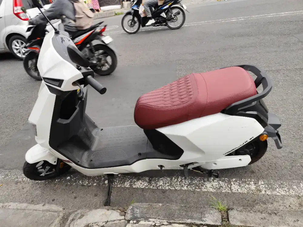 Sepeda Listrik Bentuk Motor Empuk