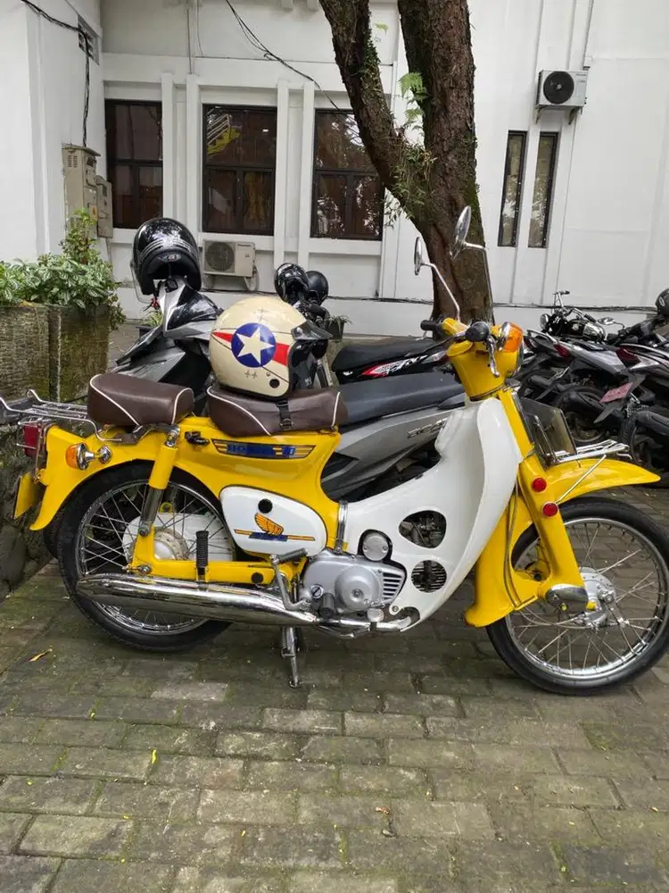 Honda C70 tahun 1979 kuning