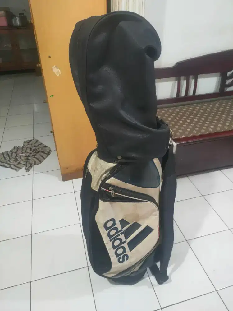 Stik golf dan wadahnya