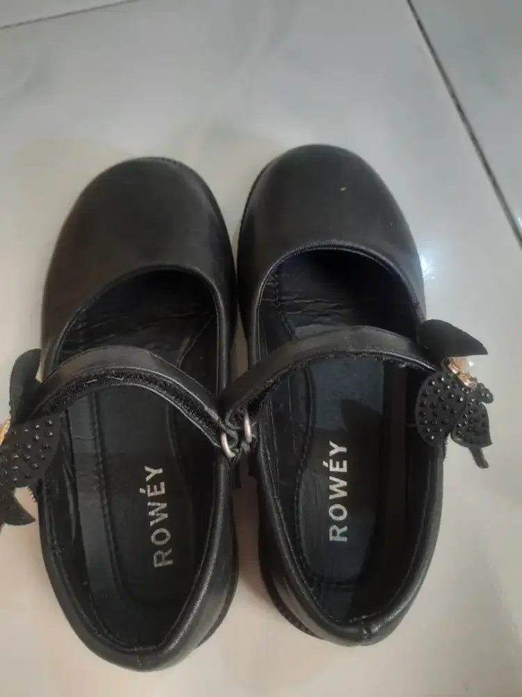 Sepatu anak perempuan