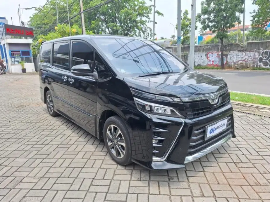LOW DP Toyota Voxy 2.0 Bensin-AT 2020 TRB