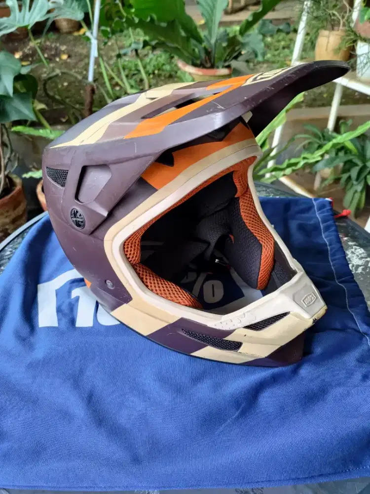 Helm 100% The Status downhill AM trail