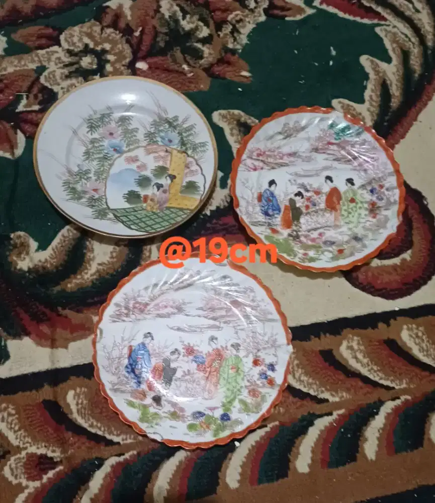 Tiga buah piring gambar nyonya