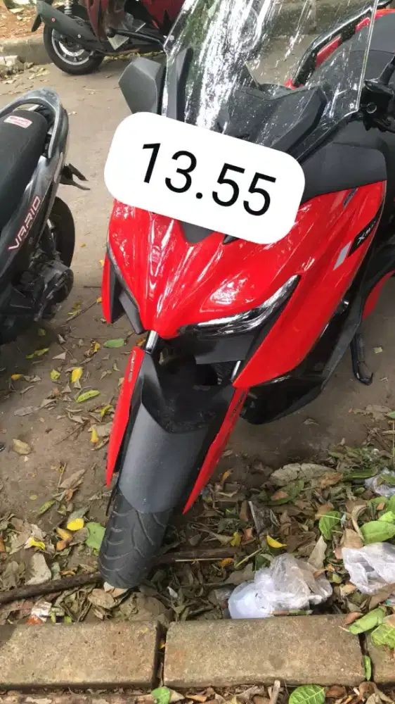 Jual motor xmax 2022 lengkap km baru 1500 58jt nego