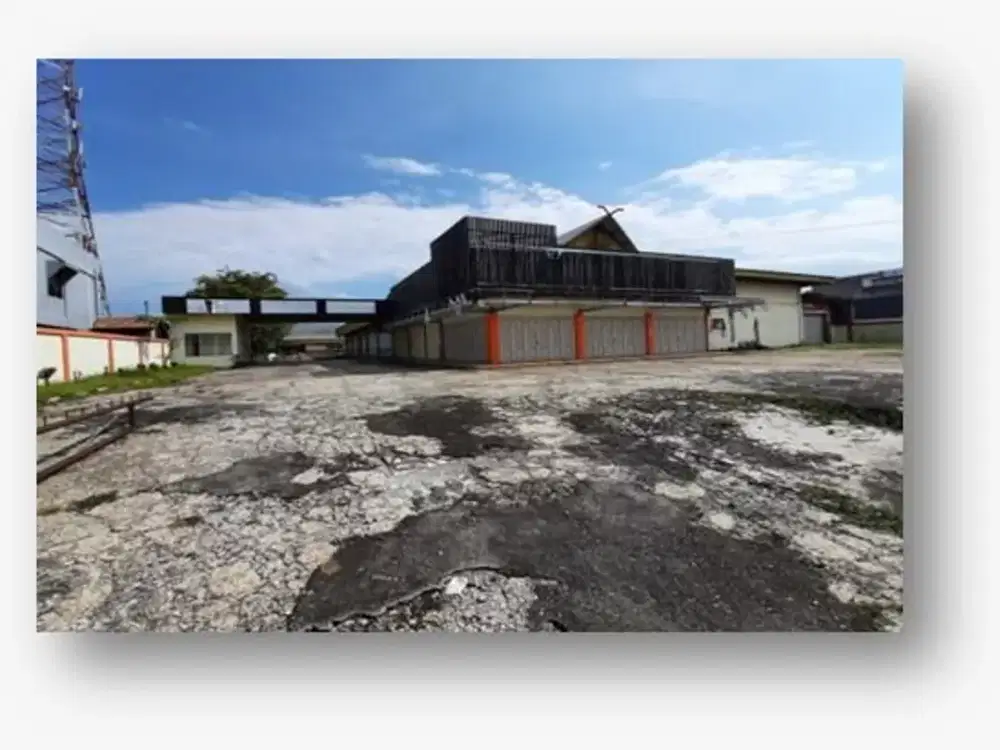 Bangunan toko lokasi strategis