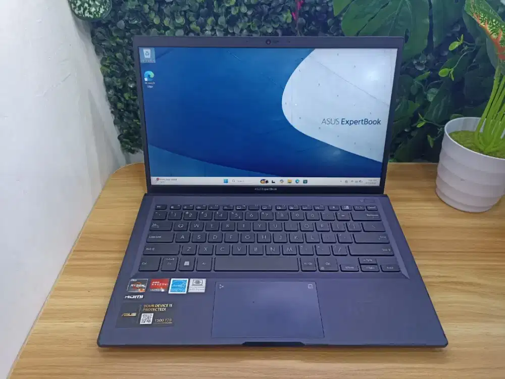 Asus ExpertBook L1400CD 
Ryzen 7 3700U 
RAM 16GB
SSD 512GB,