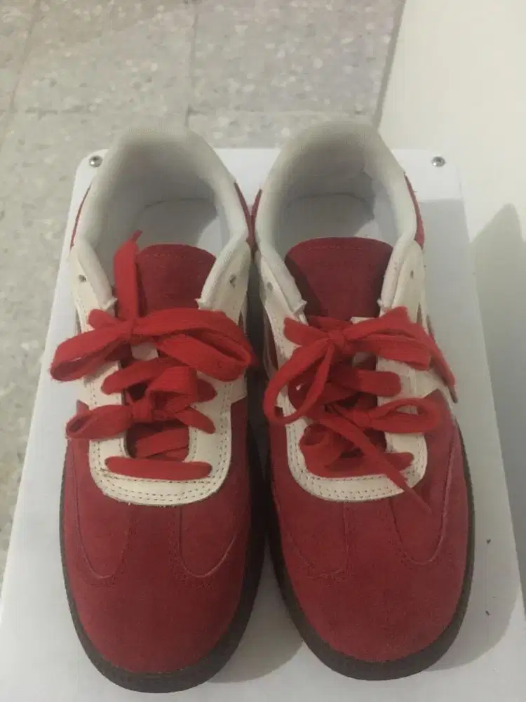 Sepatu  kasual suede merah