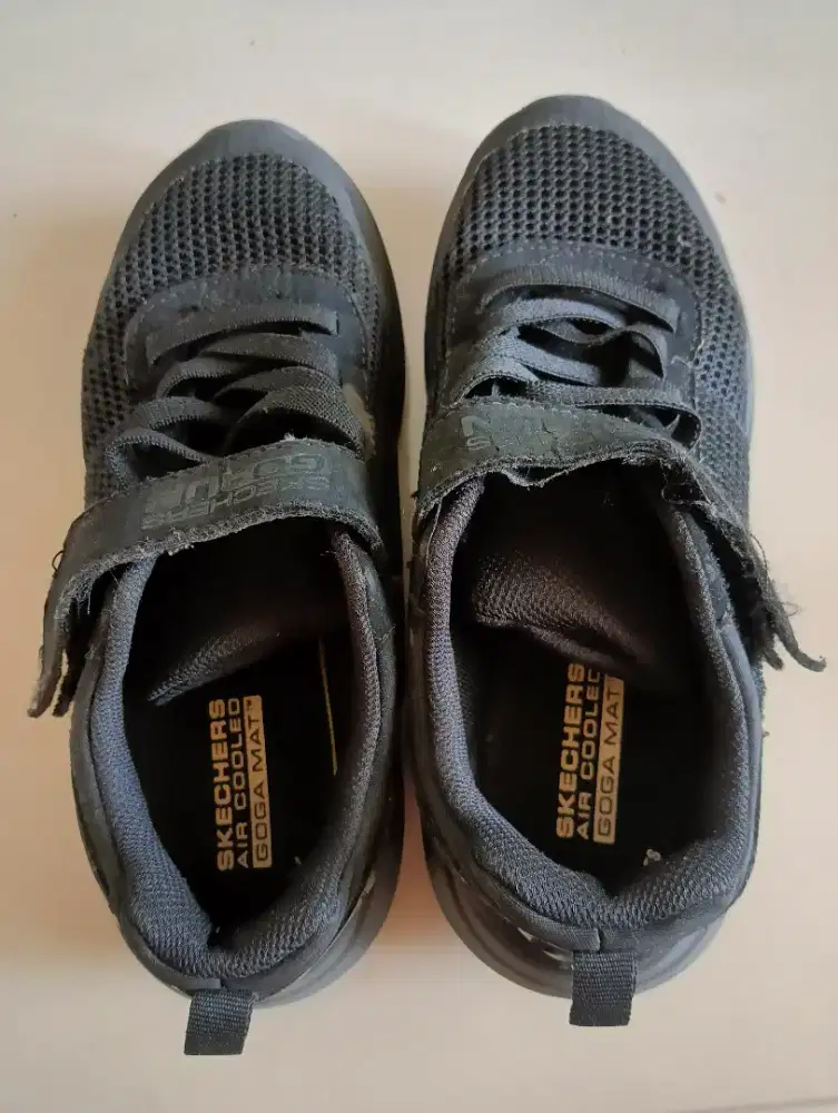 Sepatu Skechers bekas