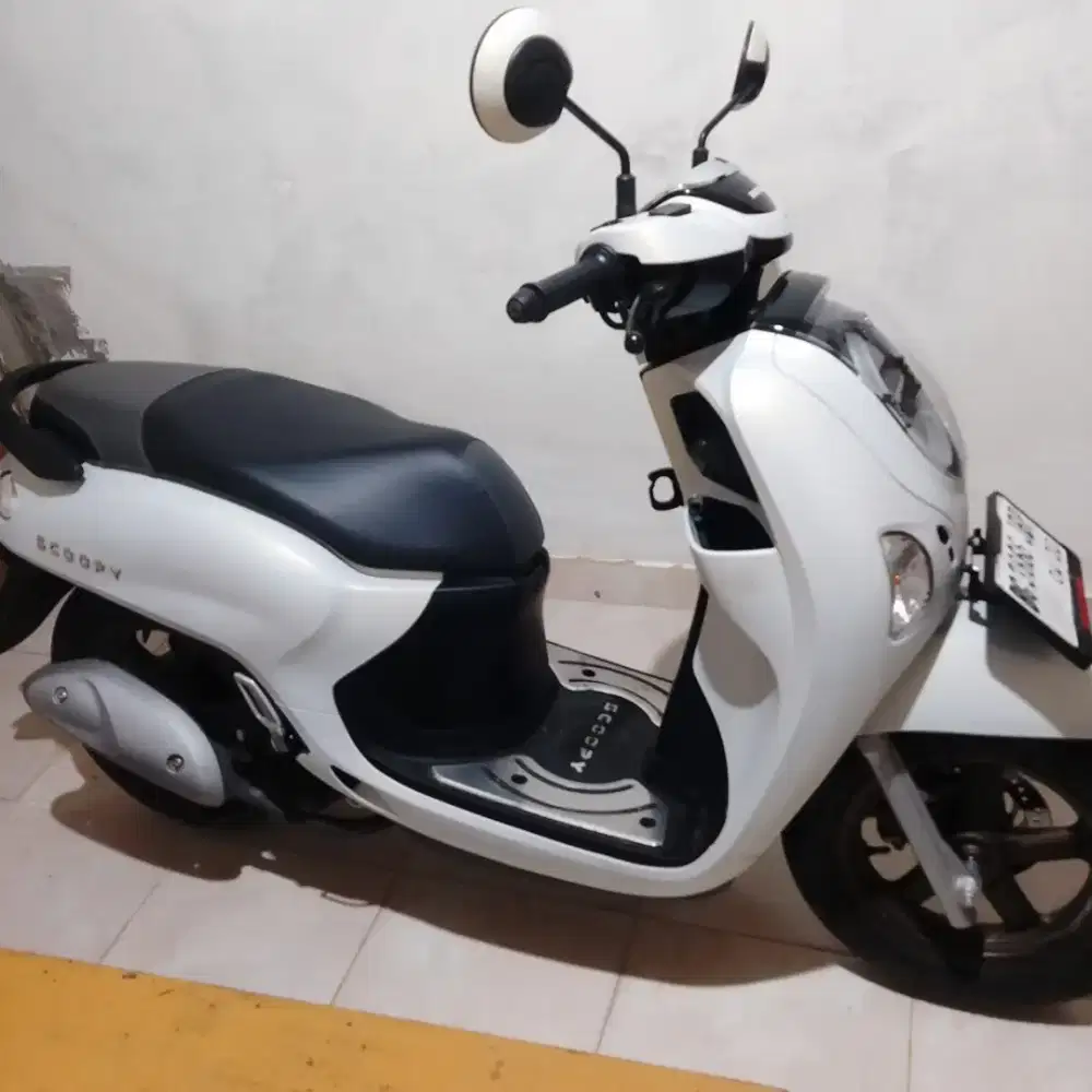 Scoopy prestige putih