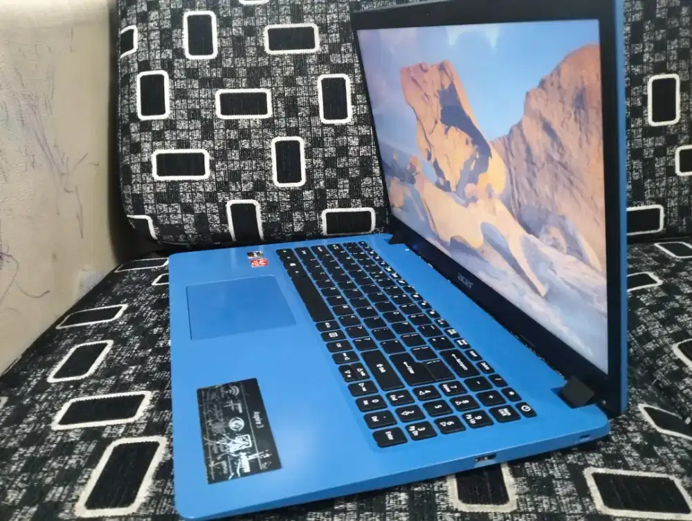 Acer aspire ryzen 5 -3500/RAM 8 SSD 256/Radeon Vega 8/15in narrow