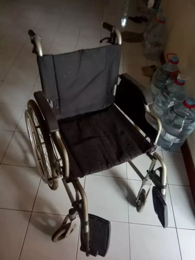 Kursi roda bekas